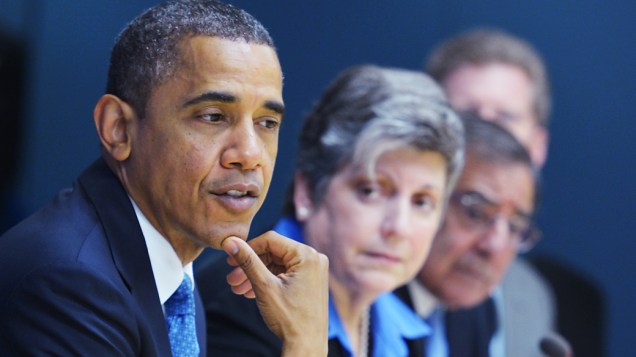 Presidente Barack Obama participa de uma reunião na sede da Agência Federal de Gerenciamento de Emergências em Washington, DC, em 31 de outubro de 2012 
