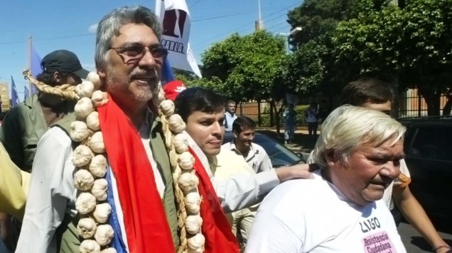 Fernando Lugo, com alhos no pescoço, durante sua campanha eleitoral para presidente em 2008