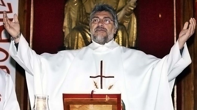 Fernando Lugo, bispo na época, celebra missa católica no Paraguai antes de renunciar para entrar na carreira política