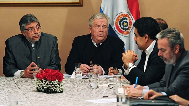 Presidente Lugo, Antonio Patriota e o venezuelano Nikolas Maduro durante reunião com os ministros de relações exteriores da América do Sul
