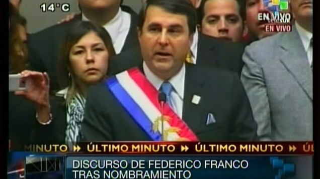 O vice presidente paraguaio Federico Franco discursa após impeachment