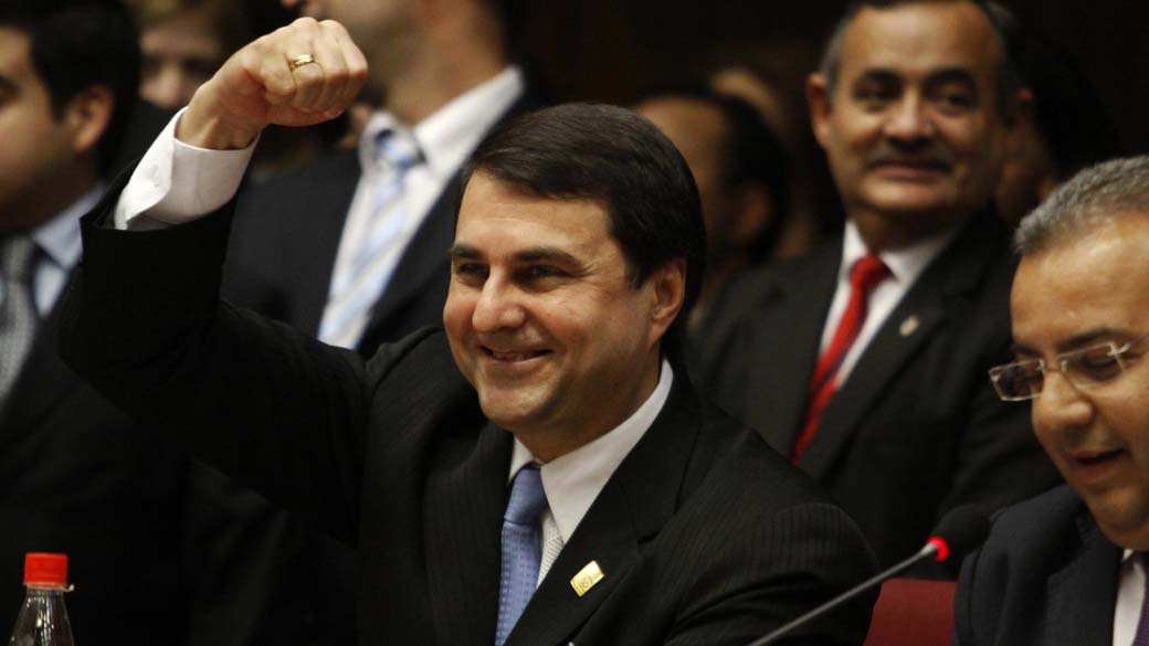O vice presidente paraguaio Federico Franco após ser declarada a sentença de deposição do presidente Lugo
