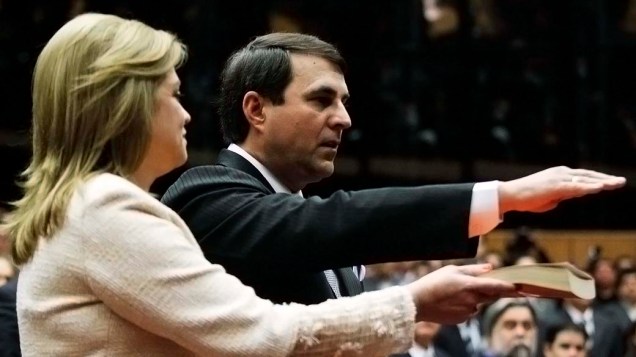 Federico Franco, ao lado de sua esposa, durante juramento antes de assumir a presidência do Paraguai