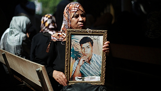 Palestina segura foto de parente preso por Israel