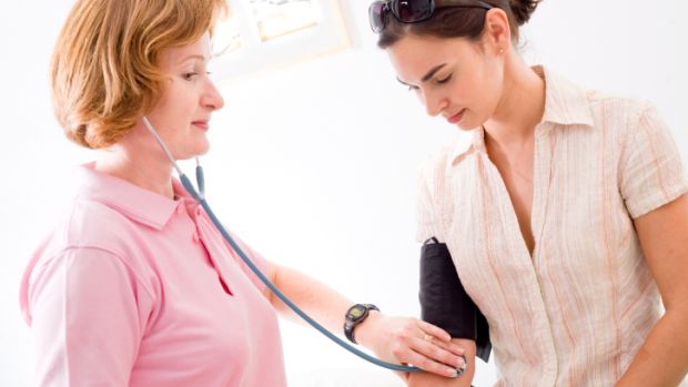Médicos sugerem tratamento diferenciado para a pressão alta em homens e mulheres