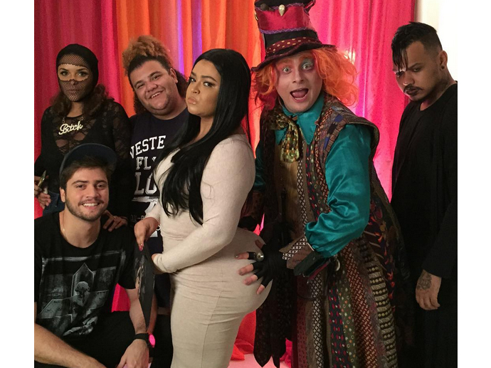 Preta Gil vai fantasiada de Kim Kardashian e é apalpada pelo dono da festa, Léo Fuchs