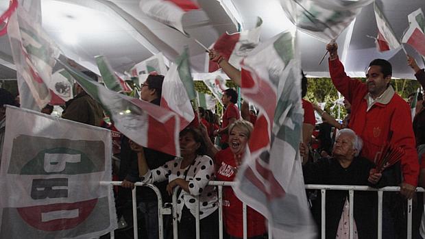 Apoiadores do PRI comemoram vitória de Peña Nieto