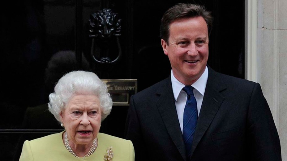 Primeiro-ministro David Cameron e a rainha Elizabeth II, em 2011