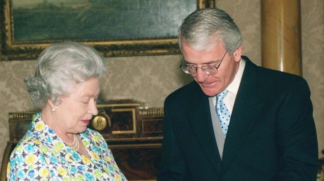 Primeiro-ministro John Major e a rainha Elizabeth II, em 1999