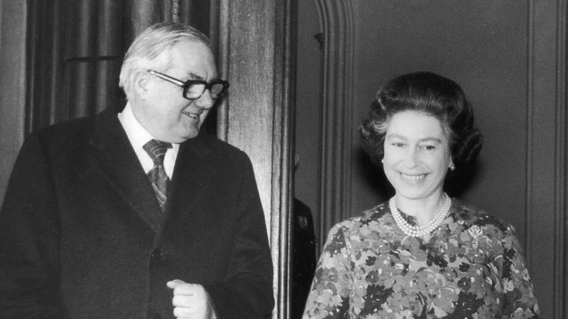 Primeiro-ministro James Callaghan e a rainha Elizabeth II, em 1977