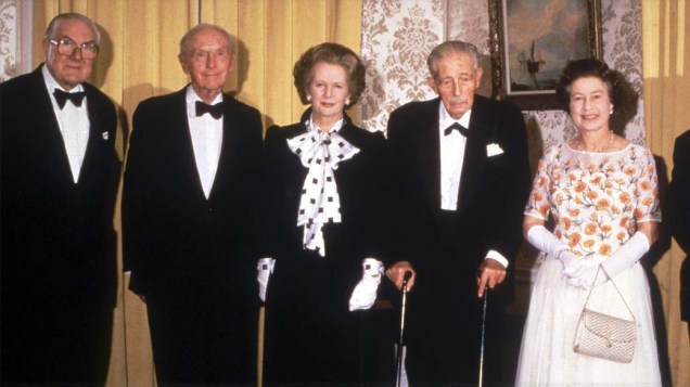 Os primeiros-ministros James Callaghan, Sir Alec Douglas-Home, Margaret Thatcher, Harold MacMillan e a rainha Elizabeth II, em 1985