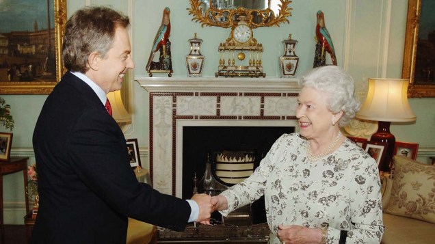 Primeiro-ministro Tony Blair e a rainha Elizabeth II, em 2005