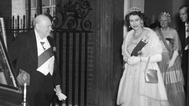 Primeiro-ministro Winston Churchill e a rainha Elizabeth II, em 1955
