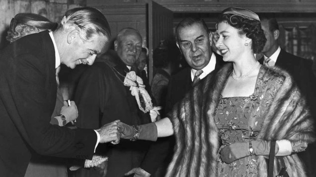 Primeiro-ministro Anthony Eden e a rainha Elizabeth II, em 1956