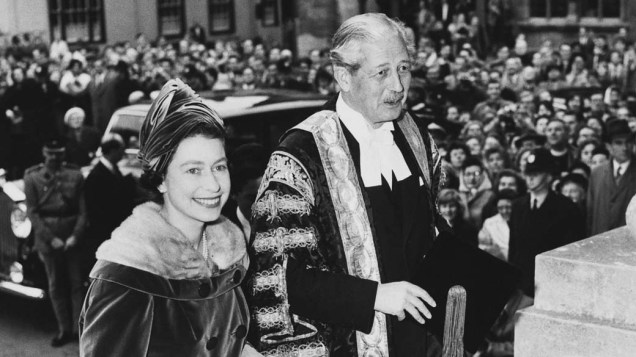 Primeiro-ministro Harold Macmillan e a rainha Elizabeth II, em 1960