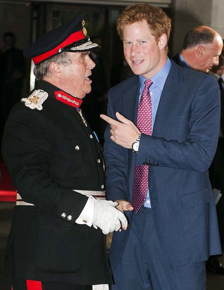 Príncipe Harry ao ser recebido pelo Senhor Tenente da Grã Bretanha, David Brewer, antes da cerimônia de premiação da WellChild, organização que cuida de crianças doentes no Reino Unido