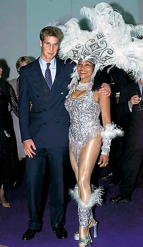 O príncipe com a sambista brasileira Lúcia Falconer, que dá aulas de maracatu numa escola de dança em Edimburgo, em 2001.