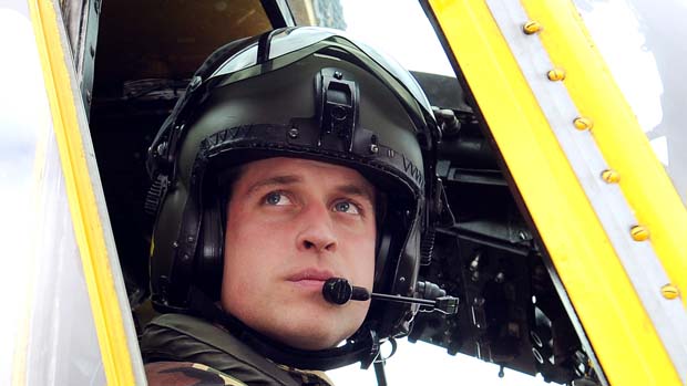 Príncipe William durante treino em helicóptero