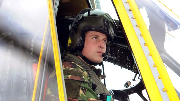 Príncipe William durante treino em helicóptero