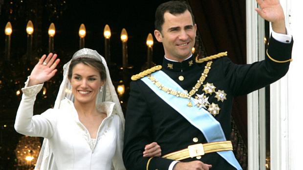 O príncipe Felipe e Letizia Ortiz acenam da sacada do Palácio Real em Madri, depois do casamento, no dia 22 de maio de 2004