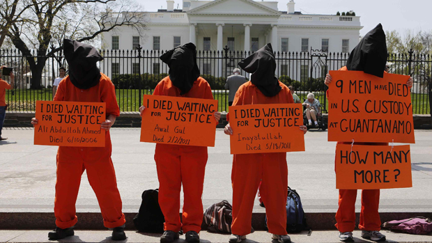 Ativistas vestidos de prisioneiros fazem protesto em frente a Casa Branca, para pedir o fim da Prisão da Baía de Guantánamo em Cuba