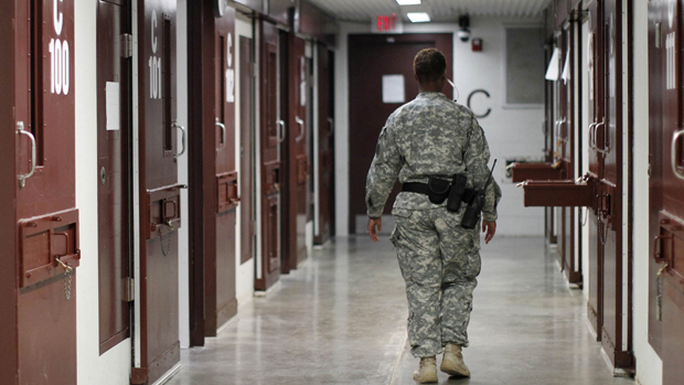Guarda no campo 5 da prisão na Baía de Guantánamo, em Cuba