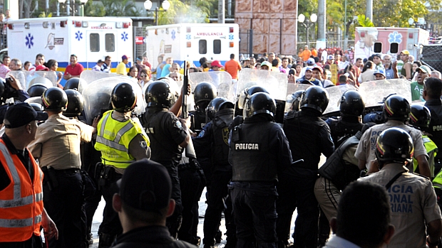 Familiares de presos hostilizam policiais na área exterior do presídio de Barquisimeto