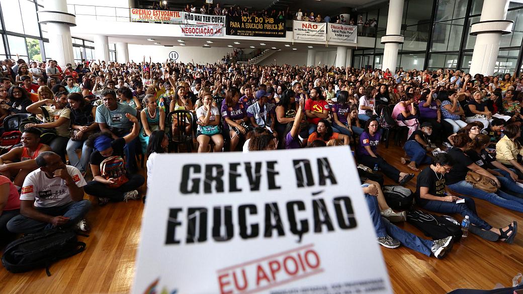Professores fazem assembleia em Laranjeiras, Zona Sul do Rio, para decidir rumos da greve