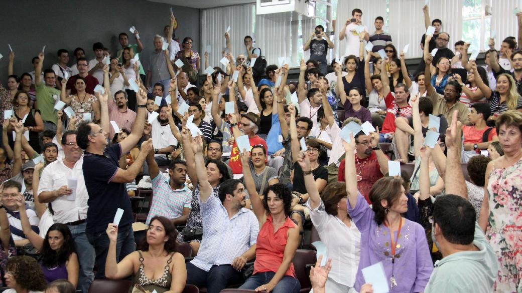 Professores realizam assembleia a favor da greve em universidade de Pernambuco
