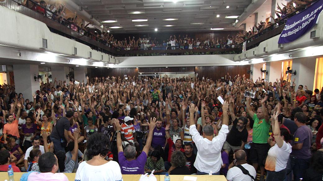 Professores realizaram assembleia para decidir nova greve no Rio