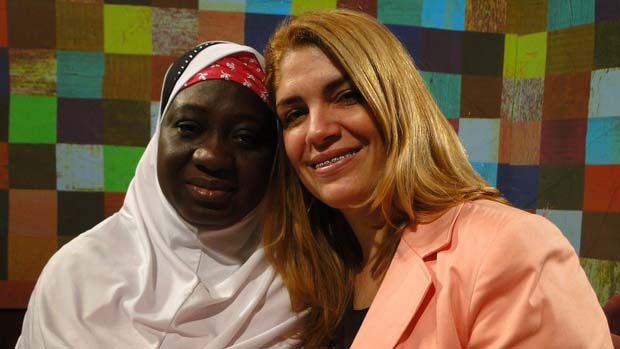 A africana Hadijatou com a professora brasileira Elida Heiderick que a hospeda durante gravação do programa "Encontro com Fátima Bernardes"