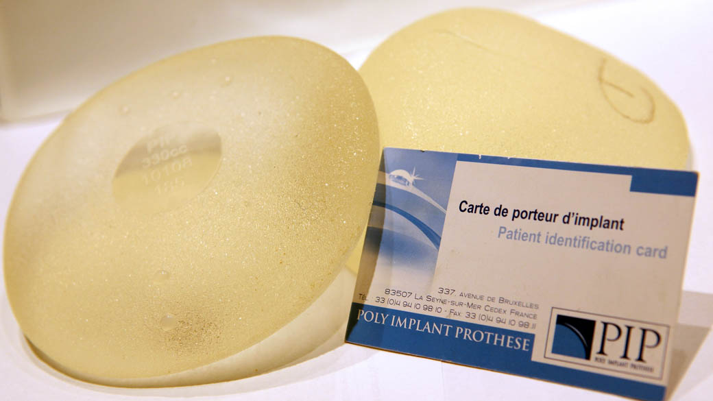 Implantes mamários manufaturados produzidos pela empresa francesa "Poly Implant Prothese" (PIP) com o cartão de identificação
