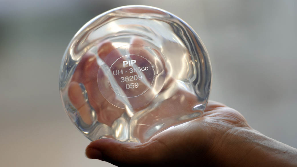 Implante mamário manufaturado produzido pela empresa francesa "Poly Implant Prothese" (PIP)