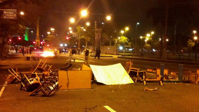 Manifestantes fazem barricadas em ruas do Centro do Rio