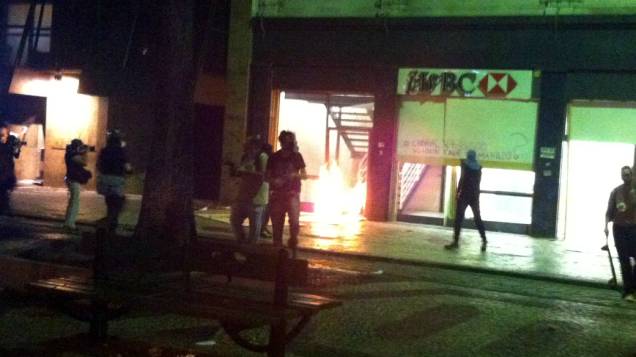 Mascarados incendeiam agências bancárias no Dia do Professor, no Rio de Janeiro