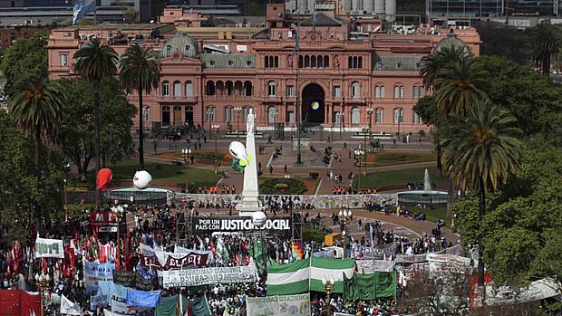 Argentinos protestam contra o governo em 10 de outubro, em Buenos Aires