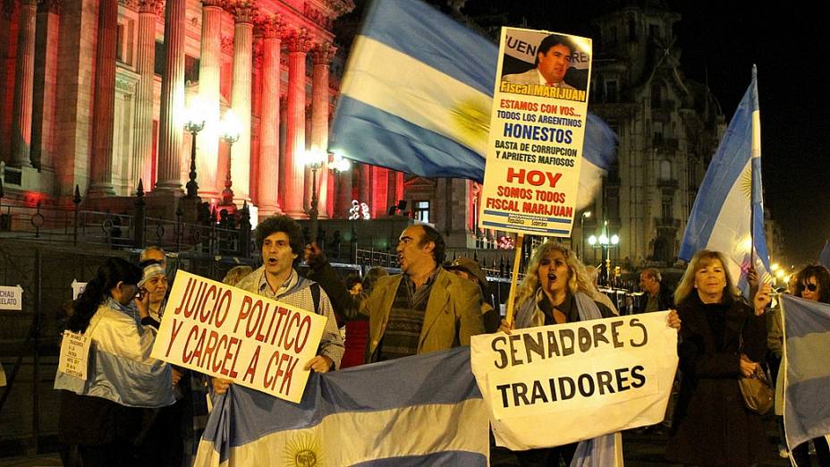 Protesto em frente ao Congresso argentino critica senadores e pede processo contra Cristina Kirchner
