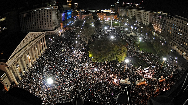 Multidão ocupa a Praça de Maio, em Buenos Aires, para portestar contra o governo de Cristina Kirchner