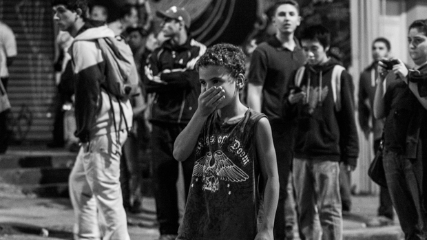 Criança protege o rosto durante protesto contra o aumento das passagens em São Paulo
