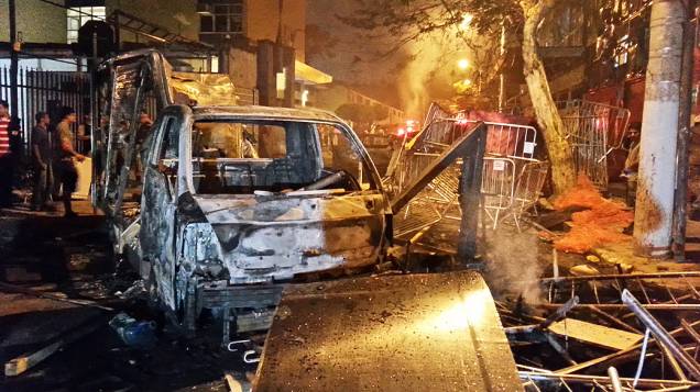 Belo Horizonte - Carro queimado no meio dos protestos. em Belo Horizonte