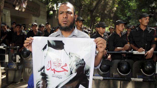 Salafistas protestam contra filme ofensivo diante de embaixada dos EUA no Cairo