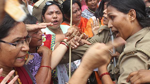 Manifestantes discutem com policiais durante protestos contra estupro no estado de Uttar Pradesh, norte da Índia
