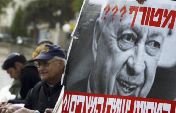 Protesto contra Ariel Sharon em 2005 por causa da sua decisão de evacuar colônias da Faixa de Gaza