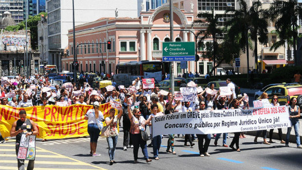 Funcionários dos hospitais federais fazem manifestação no Centro do Rio