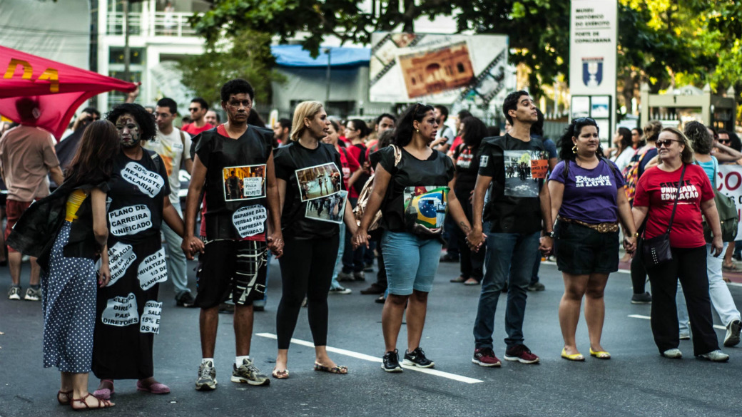 Protesto de professores no Forte de Copacabana no Rio de Janeiro, durante inauguração do Centro Aberto de Mídia