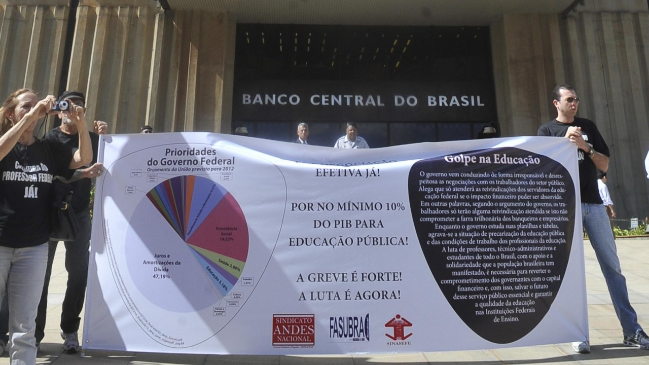 Professores protestam, nesta quinta-feira, em frente à sede do Banco Central, em Brasília