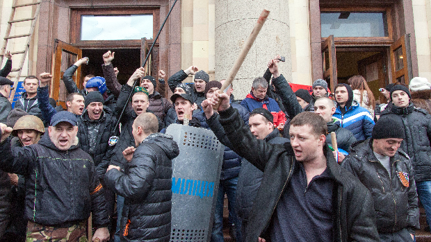 Ativistas pró-Rússia comemoram depois de atacarem um prédio do governo regional de Carcóvia, segunda maior cidade da Ucrânia