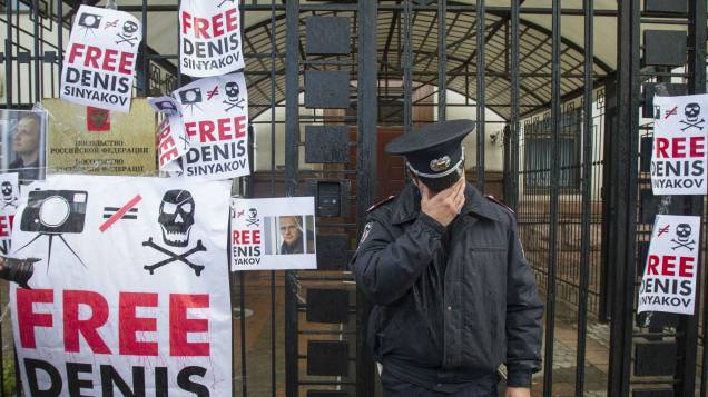 Protesto em frente à embaixada russa em Kiev, na Ucrânia, pede a libertação de ativista do Greenpeace