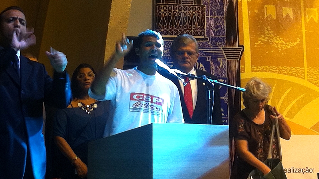 Grevistas das universidades federais invadem palco durante cerimônia de abertura de reunião da SBPC, em São Luís, no Maranhão