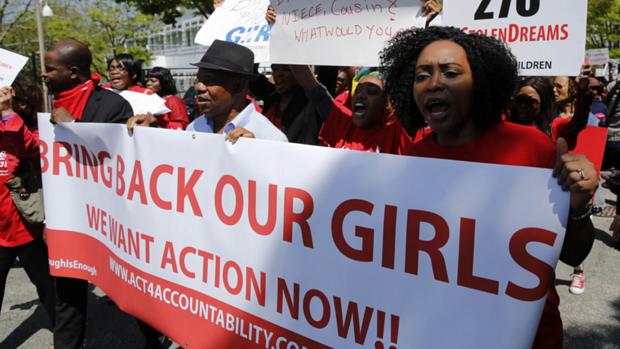 Manifestantes fazem protesto em frente à embaixada da Nigéria em Washington pela libertação de jovens sequestradas pelo grupo jihadista Boko Haram